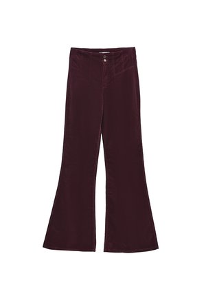 Bell-bottom broek in diep bordeauxrood, gemaakt van zachte, gestructureerde stof. Voorzien van een hoge taille met twee voorzakken en een knoopsluiting.