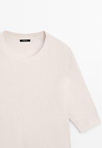 Hellbeiger Strickpullover mit kurzen Ärmeln, rundem Ausschnitt sowie geripptem Kragen und Ärmelbündchen.