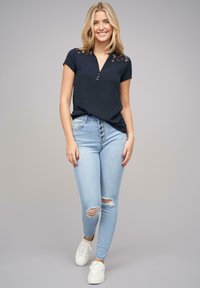 Cloud 5ive V-NECK MIT DEKO KNOPFLEISTE - Bluse - navy
