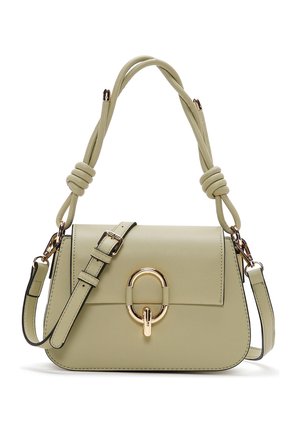 Borsa a mano in pelle beige con doppi manici superiori annodati, tracolla regolabile e chiusura ovale dorata sulla patta frontale.