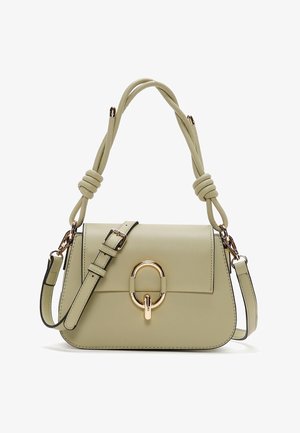 Beige leren handtas met knoopdetail aan dubbele bovenhandvatten, verstelbare schouderriem en gouden ovale sluiting op de voorklep.