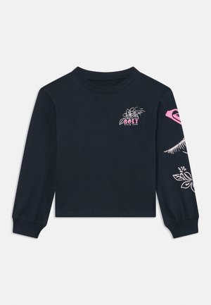 Czarna koszula z długim rękawem z różowymi kwiatowymi wzorami i logo „Roxy since 1990” na piersi oraz różowe logo z kwiatowym nadrukiem na prawym rękawie.