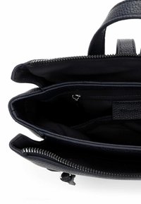 Czarna skórzana torebka o teksturowanej powierzchni, z dwoma zamykanymi na zamek przegrodami i materiałową podszewką. Posiada pojedynczy górny uchwyt i minimalistyczny design.