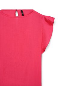 Blusa fucsia in tessuto leggero con finitura testurizzata, scollatura rotonda e maniche corte a campana. Dettaglio a occhiello sul retro.