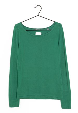 Top de punto verde de manga larga con un cuello redondo ancho colgado en una percha de alambre negra sobre un fondo blanco.