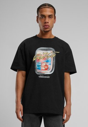 Sort bomulds t-shirt med et grafisk design af en drink inde i et flyvindue, med farverige detaljer og tekst nederst.