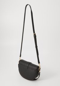 Bolso cruzado de cuero negro con un diseño redondeado, acentos en hardware dorado, correa adjustable y cierre con cremallera.