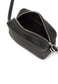 Pochette en cuir noir avec une surface texturée, fermeture éclair en métal argenté et doublure intérieure. Offre une bandoulière amovible pour plus de polyvalence.