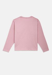 Camisola de manga longa, com decote redondo, em algodão rosa suave, apresentando uma textura lisa e um corte confortável, sem padrões ou detalhes visíveis.