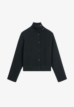 Sort ribstrikket cardigan med høj krave, lange ærmer og asymmetrisk knaplukning med syv mørke knapper.