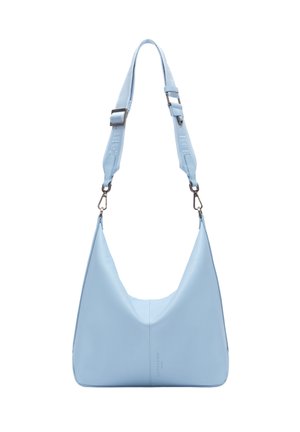 Jasnoniebieska skórzana torba na ramię z szerokim, regulowanym paskiem i srebrnymi metalowymi zapięciami, minimalistyczny design.