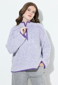 Maglione a maglia viola chiaro con strisce testurizzate e colletto a zip a quarti, con finiture in viola scuro a contrasto sui polsini e sull'orlo.