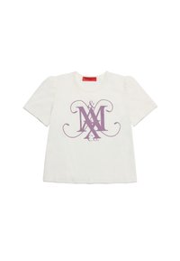 Camiseta blanca de manga corta con un logotipo lavanda que presenta letras ornamentadas "M" y "&". Tejido suave con un corte relajado y cuello redondo.