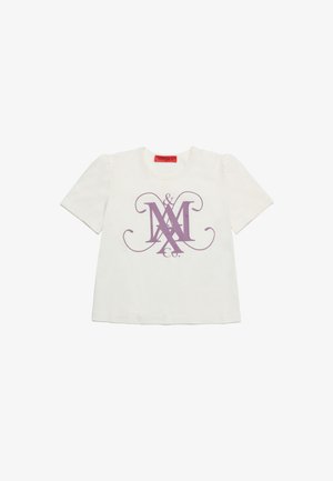Hvid T-shirt med korte ærmer og et lavendel logo med udsmykkede bogstaver "M" og "&". Blødt stof med en afslappet pasform og rund halsudskæring.