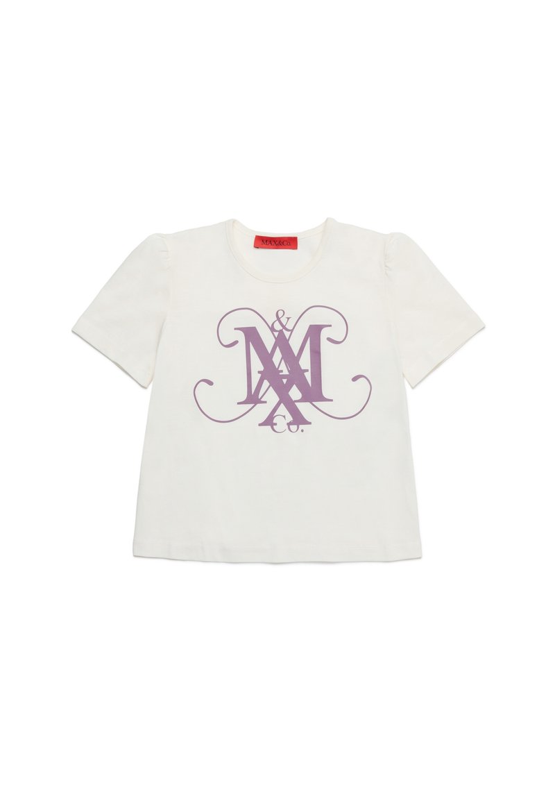 Camiseta blanca de manga corta con un logotipo lavanda que presenta letras ornamentadas "M" y "&". Tejido suave con un corte relajado y cuello redondo.