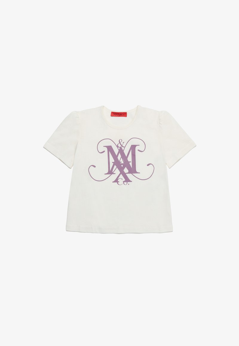 Camiseta blanca de manga corta con un logotipo lavanda que presenta letras ornamentadas "M" y "&". Tejido suave con un corte relajado y cuello redondo.