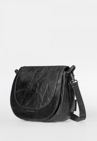 Borsa a tracolla in pelle nera con patta curva, superficie testurizzata, tracolla regolabile e dettagli di cucitura in vista.