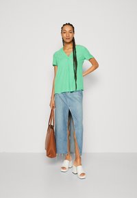 Esprit V NECK - Nyomott mintás póló - citrus green
