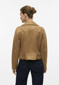 Veste en suède beige avec un col, design ajusté et manches longues. La vue arrière montre une texture lisse et des détails de couture près de la taille.