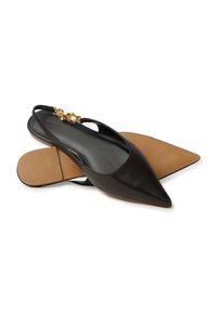 Scarpe slingback in pelle nera con punta affilata, caratterizzate da un accento di catena dorata sul tallone e una suola in gomma texturizzata color tan.