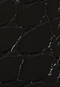 Pelle nera texturizzata con un motivo in pelle di coccodrillo, caratterizzata da accenti lucidi e dettagli angolari intricati in tutta la superficie.