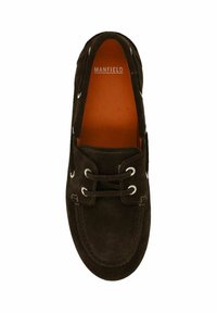Braune Wildlederschuhe im Bootsstil mit weißen Ösen, Schnürdesign und kontrastierender orangefarbener Innensohle. Weiche Textur und runde Zehenform.