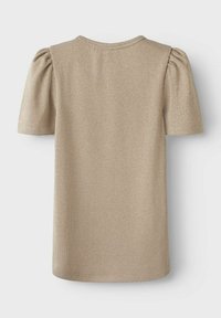 Top beige a maniche corte con una fine trama a coste, scollatura rotonda e dettagli con spalle a palloncino. Il tessuto presenta una leggera finitura scintillante.