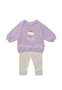 Lilac sweatshirt with white flower graphic and "AMORE" text, paired with light grey cuffed pants, made of soft cotton blend fabric.