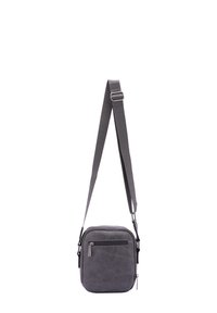 Borsa a tracolla in pelle grigia con tasca frontale con zip, tracolla regolabile, forma quadrata e superficie texturizzata. Presenta accenti di design minimalista.