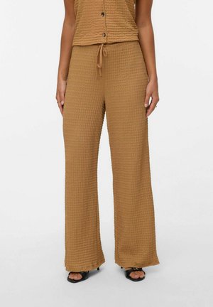 Conjunto marrón texturizado que incluye una blusa de botones y pantalones holgados con cordón. El material tiene un sutil patrón de gofres.