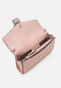 Borsa a tracolla in pelle rosa con chiusura a scatto, tasca interna con zip e logo. Texture liscia e design strutturato. Aperta per rivelare l'interno.