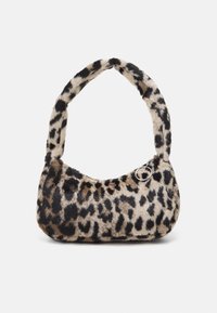 Petite sac à main en tissu peluche à imprimé léopard, avec une courte poignée rembourrée et une fermeture éclair avec un tirette en métal argenté.