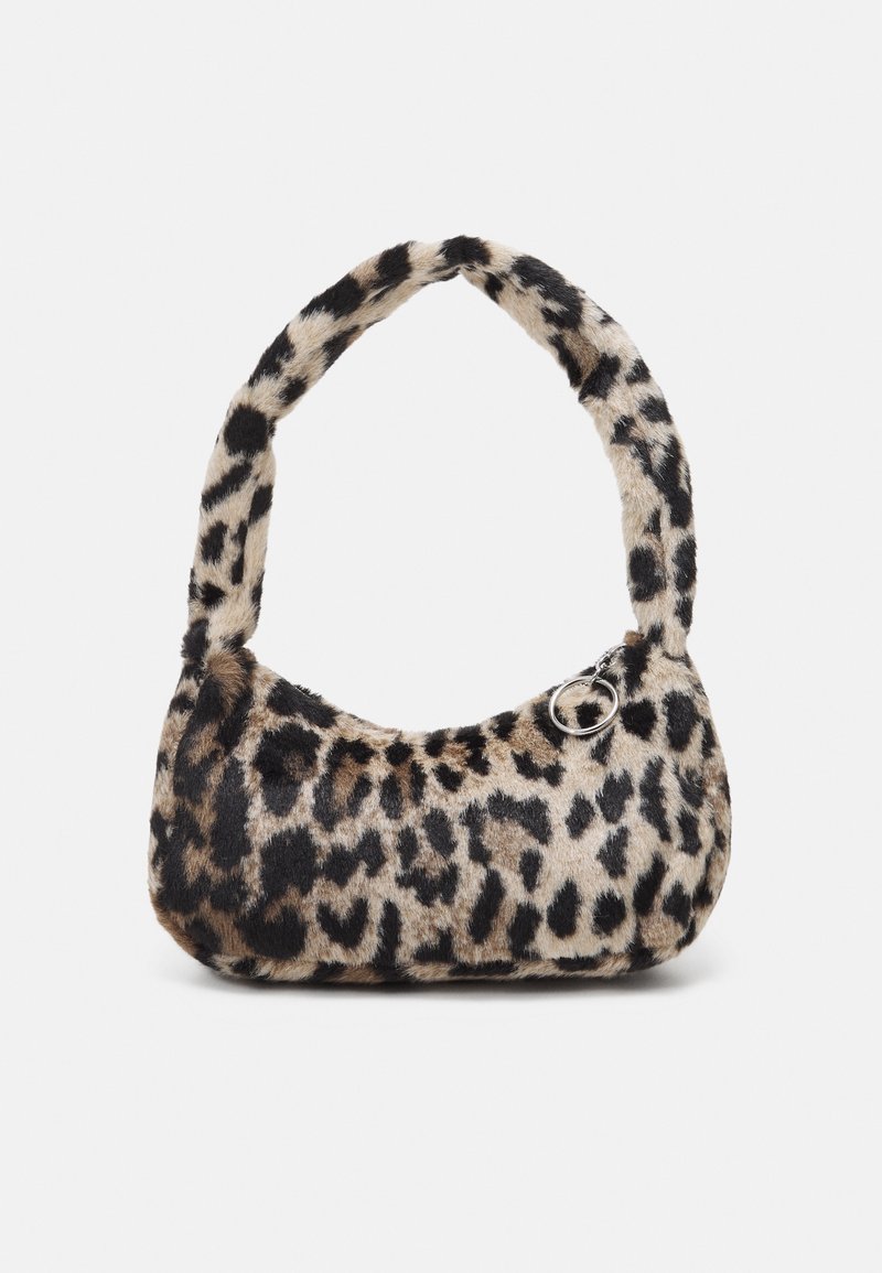 Petite sac à main en tissu peluche à imprimé léopard, avec une courte poignée rembourrée et une fermeture éclair avec un tirette en métal argenté.