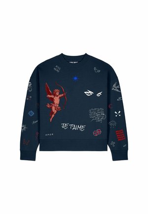 Felpa blu navy con cherubino rosso che mira con l'arco, occhi bianchi, testo scritto a mano, dadi, cuori, uccello e frasi "Je t’aime," "Amor," e "Amour."