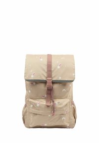 Rucsac din material bej cu capac pliabil, închidere cu cataramă roz și modele pastelate cu stele și lună. Are un buzunar frontal și bretele reglabile.
