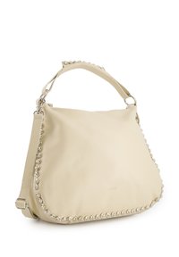 Beige Lederhandtasche mit einem lässigen Design, silbernen Nietenakzenten entlang des Randes und einem einfachen Tragegurt mit einem metallischen Verschluss.
