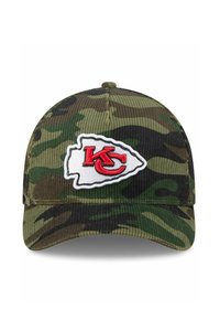 Tarnmuster-Cap mit strukturiertem Dach. Ausgestattet mit einem weißen Patch mit rotem "KC"-Logo. Hergestellt aus Cordstoff.