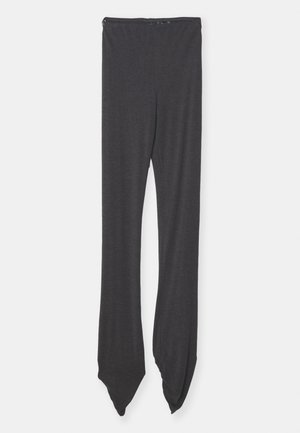 Leggings cinza escuro feitos de tecido suave, com uma cintura larga e extremidades estreitas que são pontiagudas. O design é liso, sem padrões.