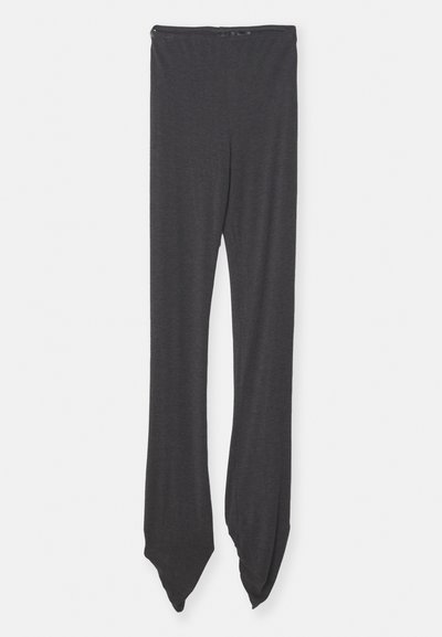 Leggings gris foncé en tissu doux, dotés d'une large ceinture et d'extrémités effilées. Le design est lisse sans motifs.
