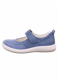 Scarpa blu scamosciata con punta rotonda e cinturino in velcro. Presenta una suola in gomma bianca e una texture liscia, progettata per il comfort.