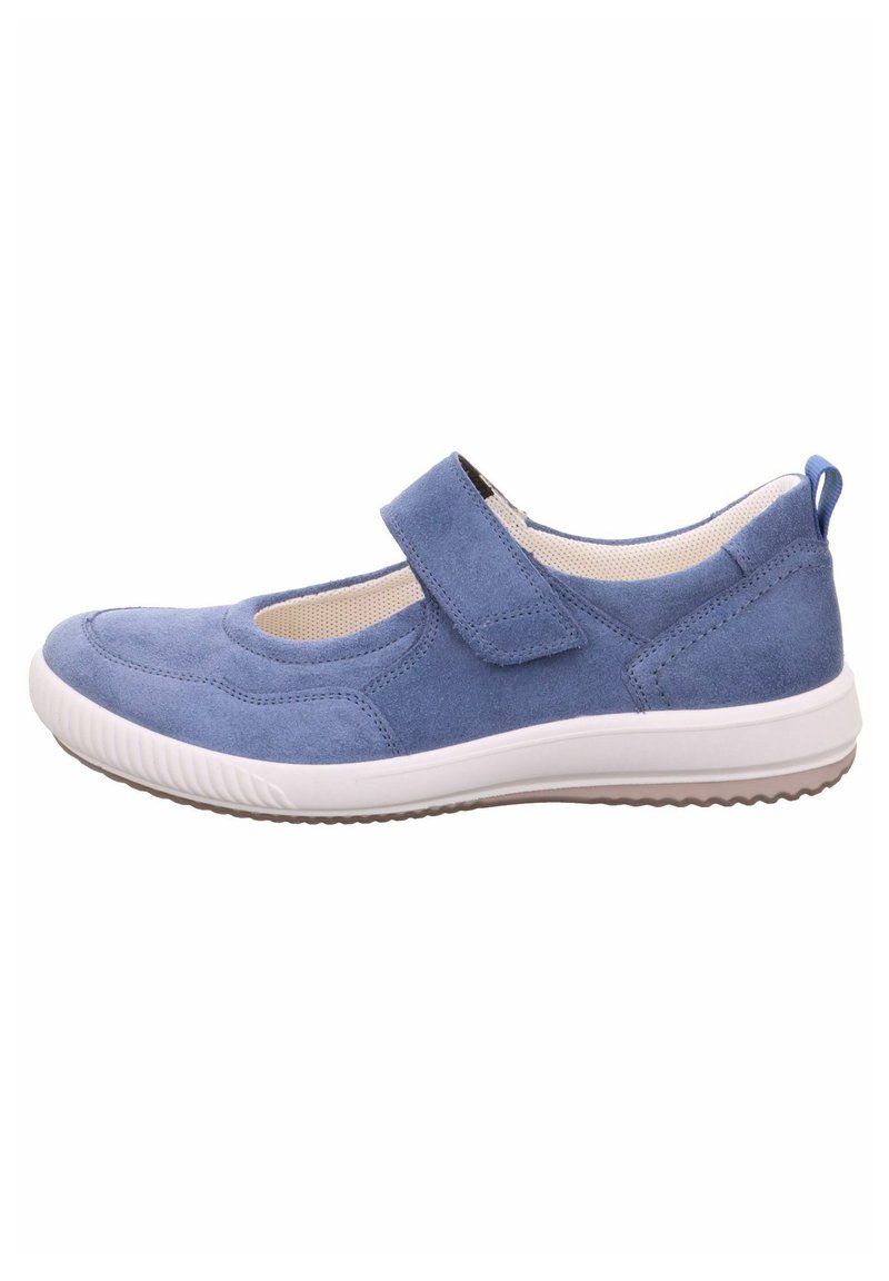 Scarpa blu scamosciata con punta rotonda e cinturino in velcro. Presenta una suola in gomma bianca e una texture liscia, progettata per il comfort.