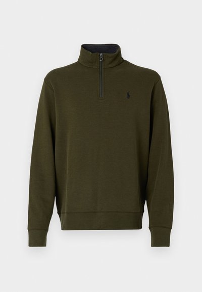 Olivengrøn pullover sweatshirt med høj krave og halv lynlås, med et lille broderet logo på venstre bryst og ribbede manchetter.