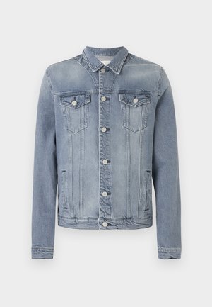 Světlo modra denim jakna z gumbi na sprednji strani, z dvema prsni žepi z zaponkami in stranskimi žepi z režami, prikazana na enobarvnem ozadju.