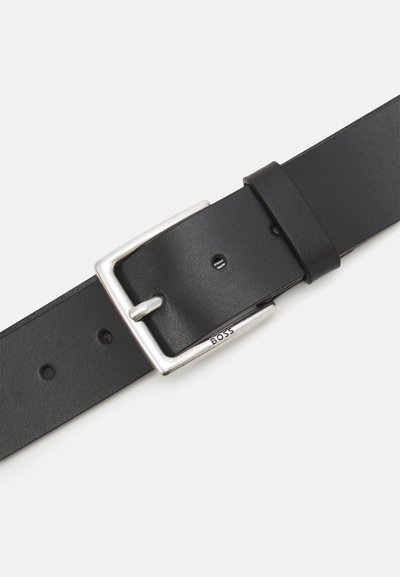 Ceinture en cuir noir avec une boucle rectangulaire en argent poli, arborant un logo de marque et plusieurs trous d'ajustement le long de la sangle.