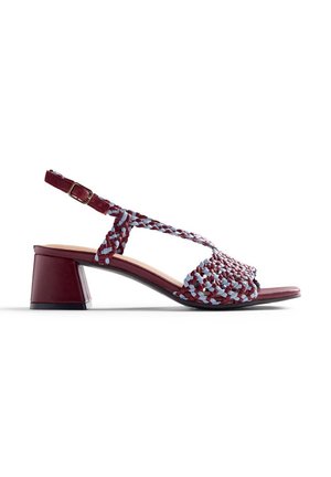 Γυναικείο σανδάλι ανοιχτού δακτύλου με μπορντό τακούνι σε σχήμα block και ρυθμιζόμενους πλεγμένους ιμάντες σε μπορντό και ανοιχτό μπλε χρώμα.