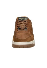 Rjave usnjene in semiš tene z perforiranimi detajli, okroglo prstno področje in bela gumijasta podplat. Ima črn logotip na ježku.