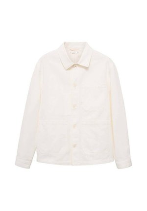 Chaqueta de botones color marfil con mangas largas, cuello y tres bolsillos frontales, incluyendo un bolsillo en el pecho.