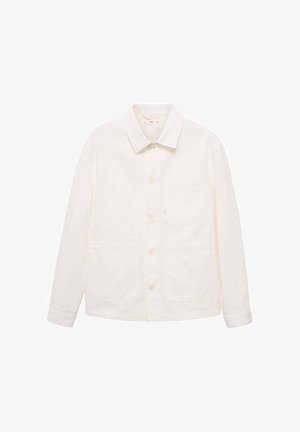 Jakna boje slonovače s dugim rukavima, kragnom i tri prednja džepa, uključujući jedan džep na grudima.