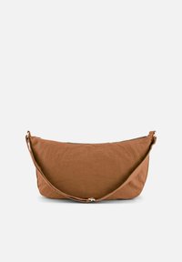 Sac de style hobo en tissu brun doux et texturé, à la forme courbée, doté d'une fermeture éclair et d'une seule sangle réglable.