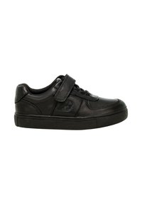 Schwarzer lässiger Sneaker mit Klettverschluss, Schnürsenkeln, gepolstertem Kragen und strukturiertem Gummisohle, seitlich auf einem weißen Hintergrund dargestellt.